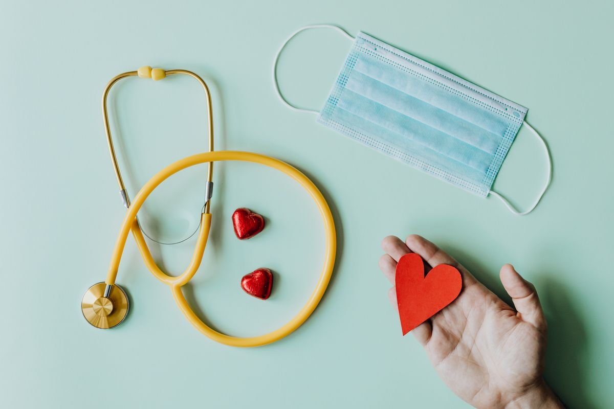 Licensed agent consulting with a senior about Medicare enrollment periods